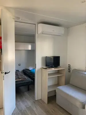 Télévision ou salle de divertissement dans l'établissement Les Dunes de Contis 4 étoiles à St Julien emplacement 554 2CH 1SDB 6 personnes