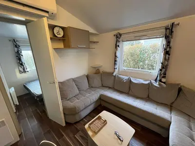 Coin salon dans l'établissement Mobilhome 3ch N 145 - camping 4étoiles - Tout confort au calme