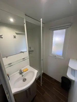 Salle de bains dans l'établissement Mobilhome 3ch N 145 - camping 4étoiles - Tout confort au calme