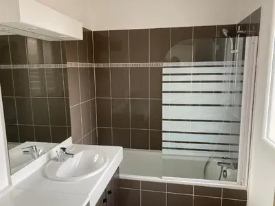 Salle de bains dans l'établissement maison sur le bassin d'Arcachon