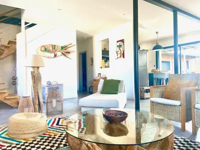 Coin salon dans l'établissement Villa classée 5 étoiles 200m de la plage piscine chauffée 5 vélos