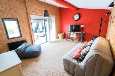 Télévision ou salle de divertissement dans l'établissement Villa classée 5 étoiles 200m de la plage piscine chauffée 5 vélos