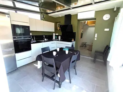 Cuisine ou kitchenette dans l'établissement Gite charles