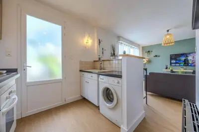 Cuisine ou kitchenette dans l'établissement Maisonnette à Mont-de-Marsan