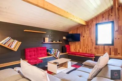 Télévision ou salle de divertissement dans l'établissement Gastes, Charmant chalet en bois avec Jacuzzi 6 pers