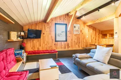Télévision ou salle de divertissement dans l'établissement Gastes, Charmant chalet en bois avec Jacuzzi 6 pers