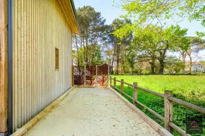 Jardin de l'établissement Gastes, Charmant chalet en bois avec Jacuzzi 6 pers