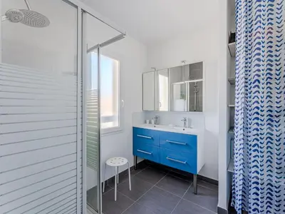 Salle de bains dans l'établissement Maison spacieuse à Biscarrosse-Plage près de l'océan - FR-1-521-251