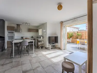 Cuisine ou kitchenette dans l'établissement Maison spacieuse à Biscarrosse-Plage près de l'océan - FR-1-521-251