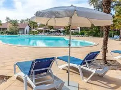 Piscine de l'établissement Maison confortable 6 pers, terrasse, résidence avec piscine et parking proche mer - FR-1-239-1118 ou située à proximité