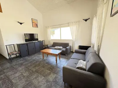 Cuisine ou kitchenette dans l'établissement Villa lumineuse proche plage pour 8 personnes - FR-1-831-5