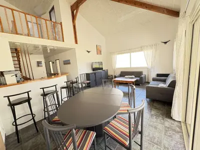 Coin salon dans l'établissement Villa lumineuse proche plage pour 8 personnes - FR-1-831-5