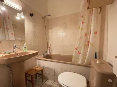Salle de bains dans l'établissement Appartement cosy avec terrasse pour 4 personnes à Biscarrosse Plage - FR-1-831-4