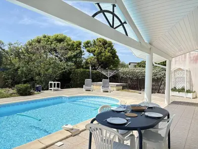 Piscine de l'établissement Élégante villa moderne à deux pas de la plage - FR-1-831-7 ou située à proximité