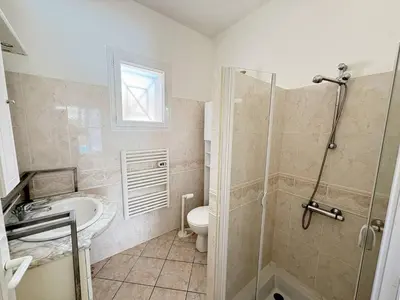 Salle de bains dans l'établissement Élégante villa moderne à deux pas de la plage - FR-1-831-7