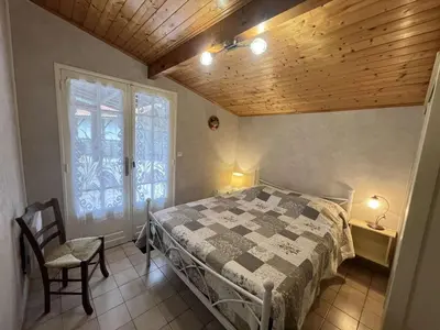 Un ou plusieurs lits dans un hébergement de l'établissement Villa rénovée près du lac, Biscarrosse - FR-1-831-2