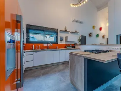 Cuisine ou kitchenette dans l'établissement Villa d'exception avec piscine chauffée proche océan à Biscarrosse Plage - FR-1-831-8