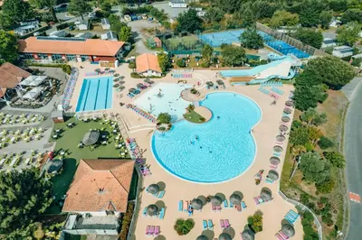 Piscine de l'établissement Mobilhome 642 3 chambres Siblu La Réserve ou située à proximité