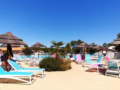 Piscine de l'établissement Mobilhome 642 3 chambres Siblu La Réserve ou située à proximité