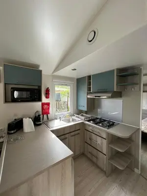 Cuisine ou kitchenette dans l'établissement Mobil Home 6-8p 3ch 2sb Clim