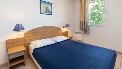 Un ou plusieurs lits dans un hébergement de l'établissement Appartement plage, piscine, tennis, nature