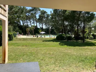 Jardin de l'établissement Appartement plage, piscine, tennis, nature