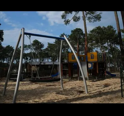 Aire de jeux pour enfants de l'établissement MOBIL HOME confort et charmant