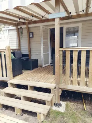Balcon ou terrasse dans l'établissement MOBIL HOME confort et charmant