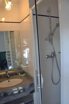Salle de bains dans l'établissement Villa Destordeur
