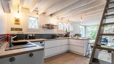 Cuisine ou kitchenette dans l'établissement Séjour au lac à Biscarrosse !