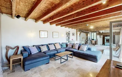 Coin salon dans l'établissement Beautiful Home In Ossages