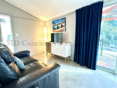 Télévision ou salle de divertissement dans l'établissement Chalet en bord de plage