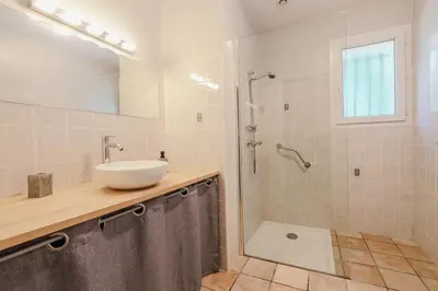 Salle de bains dans l'établissement L'Eyre de vacances -Proche Lac Arjuzanx - jeux - terrasse - plancha -
