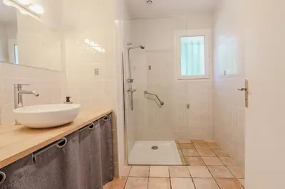 Salle de bains dans l'établissement L'Eyre de vacances -Proche Lac Arjuzanx - jeux - terrasse - plancha -