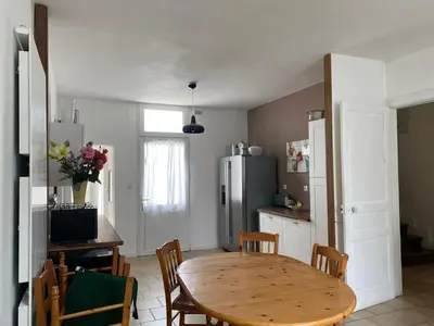 Cuisine ou kitchenette dans l'établissement Maison familiale à 200m de la plage