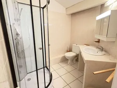 Salle de bains dans l'établissement Cadre idéal près de l'océan pour 4 personnes à Biscarrosse Plage - FR-1-831-6