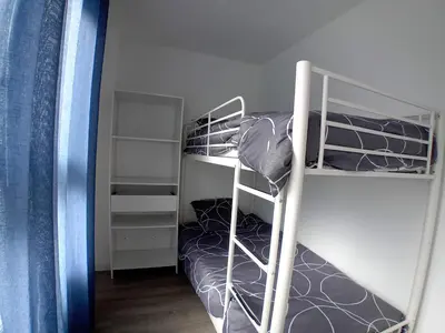 Un ou plusieurs lits dans un hébergement de l'établissement Appartement chaleureux 6 pers près mer avec parking et wifi - FR-1-239-1114