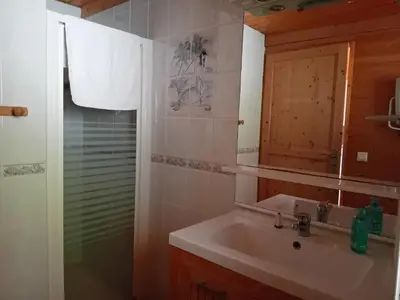 Salle de bains dans l'établissement Le Chalet d'Isabelle-sur la vélodyssée-drap-serviette