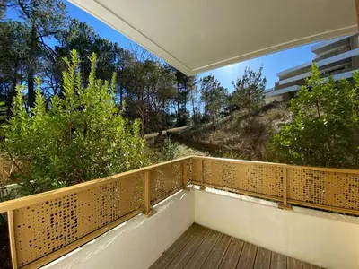 Jardin de l'établissement Appartement cosy proche centre Capbreton, situé dans un cadre boisé