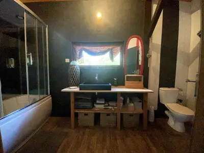 Salle de bains dans l'établissement La grange sous les pins landais