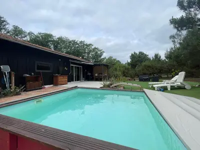 Piscine de l'établissement La grange sous les pins landais ou située à proximité