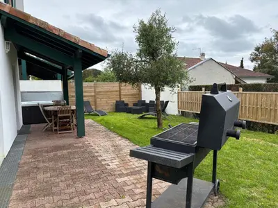 Jardin de l'établissement Maison proche plage avec jacuzzi