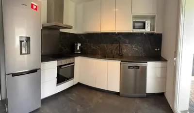 Cuisine ou kitchenette dans l'établissement Maison proche plage avec jacuzzi