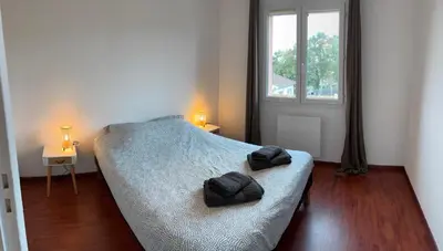 Un ou plusieurs lits dans un hébergement de l'établissement Maison proche plage avec jacuzzi