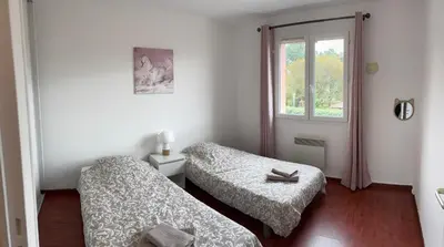 Un ou plusieurs lits dans un hébergement de l'établissement Maison proche plage avec jacuzzi