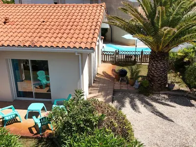 Jardin de l'établissement Villa ensoleillée avec terrasse près de la plage - FR-1-831-11