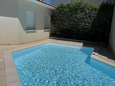 Piscine de l'établissement Villa ensoleillée avec terrasse près de la plage - FR-1-831-11 ou située à proximité