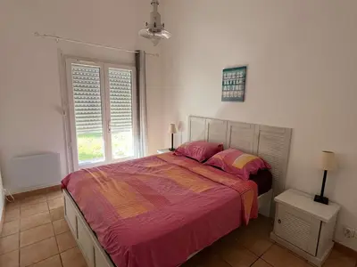 Un ou plusieurs lits dans un hébergement de l'établissement Villa ensoleillée avec terrasse près de la plage - FR-1-831-11