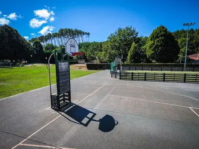 Tennis ou squash au sein de le village vacances ou à proximité