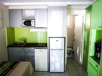 Cuisine ou kitchenette dans l'établissement Village Vacances Les Genêts